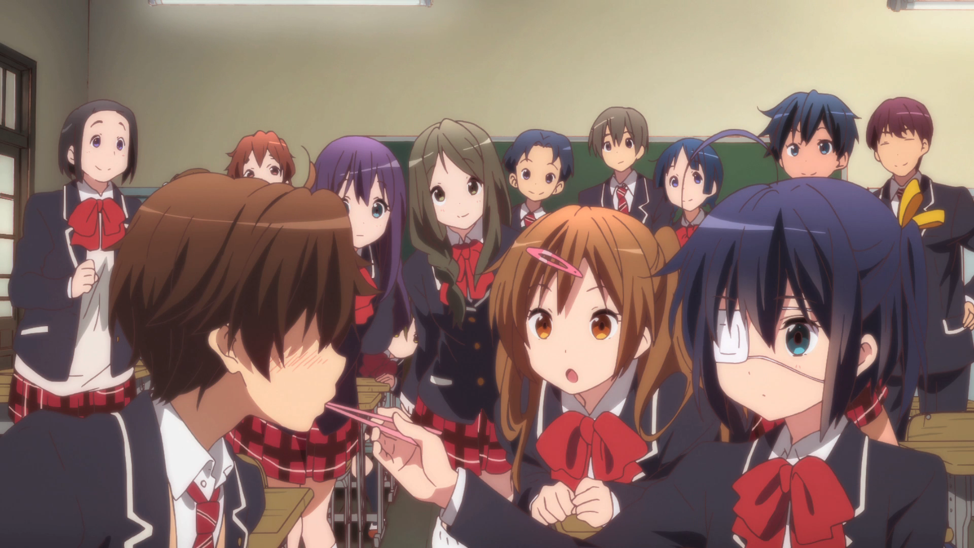 Chuunibyou demo Koi ga Shitai! / Episode 3 / Rikka feeding food to Yuuta while the rest of the class watches